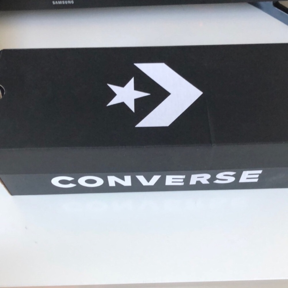 📦 Converse shoe box